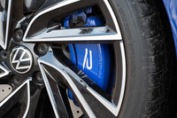 制動性能も強化しており、フロントには先代より1インチ大きな18インチのブレーキシステムを採用。ブレーキポッドなどにアルミニウムを採用することで、大幅な軽量化も実現している。