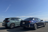 新型「5シリーズ」（写真右）のフォルムはリアピラーから続くリアデッキが後方に傾き、ちょっとだけファストバックっぽく見える。「X1」（写真左）は造形的に、もっと濃口で攻めてほしい。