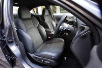 シートカラーは、ブラック（写真）、ブラック×ホワイトに加え、レッド×ブラックのツートンカラーも選べるようになった。