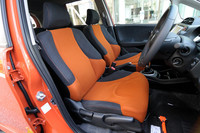 どのボディカラーを選んでも、シートカラーはブラック×オレンジのツートンカラーのみ。ステッチもオレンジ色となる。