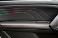 インテリアでは、シートやドアトリム、ステアリングホイールなど、各所に施された赤いステッチが「308 GTライン」の特徴となっている。