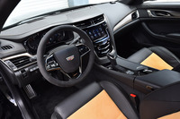 カーボンファイバーの装飾パネルやマイクロファイバーのステアリングホイールが特徴的な「CTS-V」のインストゥルメントパネルまわり。