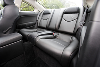 リアシート。背もたれを倒せば荷室とつながり、長尺物を収納できる。