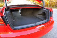 トランクルーム。後席は分割可倒式で、中央にはスキーホールも設けられる。