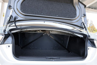 「86 GRMN」のトランクルーム。ボディー補強用のバーが装着されている。