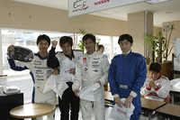 3位フィニッシュの二玄社チーム。

賞品としていただいたNISMOのヒップバッグ（写真左）を、抽選で一名様にプレゼントします！応募受付は終了いたしました。