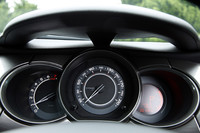 アーチ状のフローティングサンバイザーに覆われた3連メーターは、スピードメーターとタコメーターのアナログメーターふたつと、トリップメーター、燃料計、オイルインジケーターなどを表示する、デジタルメーターからなる。