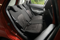 後席には、6：4の左右個別リクライニング機構を採用している。
    