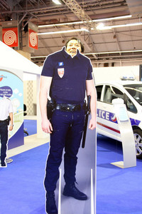 フランス国家警察の記念撮影コーナー。フランス人の平均身長をもってしても高すぎるだろう。