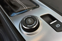 センターコンソール部、シフトレバーのそばには、走行モードのセレクター（写真中央）がレイアウトされる。右側に見えるのはパーキングブレーキのスイッチ。電動式が採用される。