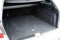 「EASY-PACKクイックフォールド」は、テールゲートや後席左右にあるレバーを引くだけで後席背も たれを前に倒せる機構。床下には92リッターの収納スペースも備わる（E350 ブルーテックは除く）。