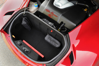 エンジンルームの背後に用意されるラゲッジスペースの容量は110リッター。
    