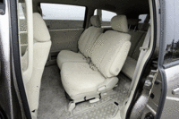 写真をクリックするとキャプテンシートモードからベンチシートモードにスライドするさまが見られます。