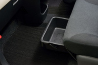 こちらは、助手席下の収納トレー。主に、女性のパッセンジャーが替えの靴を収納することが想定されている。