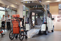 ボード類を全て除いた「N BOX＋」の床は、スロープ状になっている。オプションの「アルミスロープ」をゲートにつなげば、車いすなどを容易に積みこむことも可能だ。