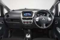 ナビは、メーカーオプション扱い。