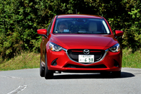 フロントサスペンションのキャスター角は従来型の3.3度から5.0度に拡大し、ステアリングの手応えと直進安定性を改善した。