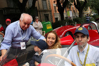 スタンゲリーニ家集合。クルマの外にいるのがヴィットリオの息子で現フィアットディーラーのオーナーであるフランチェスコ・スタンゲリーニ氏（左）。その右奥で見守っているのがシモーナ夫人。クルマに乗っているのは彼の息子シモーネ・スタンゲリーニ氏と夫人、3歳になる息子のヴィットリオくん。