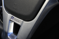 ステアリングホイールに施された「R-DESIGN」のロゴ。