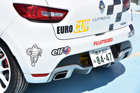 フジツボ製の専用マフラーは、チタン製とステンレス製を用意。軽さの点では6.7kgのチタン製のほうが、12.1kgのステンレス製に勝るものの、後者の方が価格設定は低くなる。