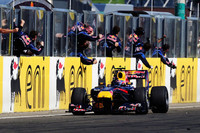 ウェバー（写真）は、セーフティカーラン中にピットに入らない戦略をとり、爆発的な速さでその作戦を成功させた。今季4勝目は誰よりも多い勝利数だ。（写真＝Red Bull Racing）