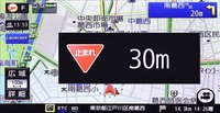 「止まれ」の道路標識がある場所でも画面に大きく標識とそこまでの距離を表示する。FIDをシステムアップすればFIDでも注意喚起。