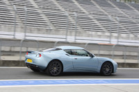 ジャンケンで勝ち抜いた来場者を同乗させ、ピットレーンを加速していく「エヴォーラ」。ステアリングは荒聖治が握った。