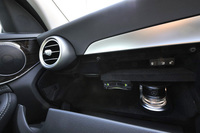 テスト車は、車内に芳香を拡散するパフュームアトマイザーと空気清浄機能をセットにした「エアバランスパッケージ」を装備。グラブボックス内には香水のカートリッジ（写真右下）がセットされていた。
