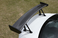 「SUPER GTのGT300クラスで戦うレーシングカーのイメージを取り入れた」という「GT PACKAGE」には、カーボン製のリアスポイラーやブラック塗装のアルミホイールなどが装備される。
    