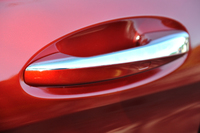 テスト車のボディーカラーはスペシャルメタリックペイント（有償）の「ヒヤシンスレッド」。