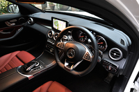 室内を照らすLED照明はソーラー（オレンジ）、ポーラー（ブルー）、ニュートラル（ホワイト）の3色から選べる。