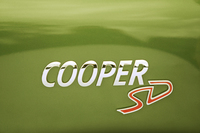 今回のマイナーチェンジにより、ガソリン車の「クーパーS」はカタログ落ち。「ジョンクーパーワークス」のような特殊なモデルを除くと、今回試乗した「クーパーSD」が最上級グレードとなる。
    