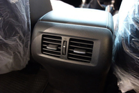 「NP300ナバラ」に装備される、後席用のエアコン吹き出し口。ライバルに対するアドバンテージのひとつだ。
    