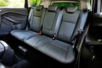 シートは2列構成で、乗車定員は5人。後席は60：40の分割可倒式。