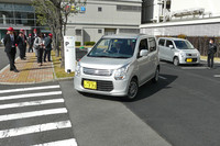 比較試乗の会場に用意されていたのは「スズキ・ワゴンR」。ワゴンRは先代モデルの一部グレードにランフラットタイヤがオプション設定されていたが、現行モデルでは廃止されてしまった。