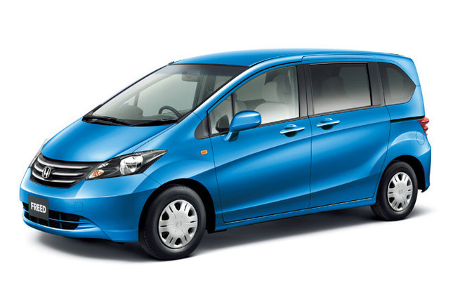 「ホンダ・フリードG」。ボディカラーは、新色のアオゾラブルー・メタリック。他に新色ディープボルドー・パールなど計9色を用意。