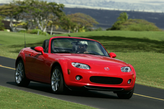 【スペック】5MT(北米仕様)：全長×全幅×全高＝3995×1720×1245mm/ホイールベース＝2330mm/車重＝1122kg/駆動方式＝FR/2リッター直4DOHC16バルブ(170ps/6700rpm、19.4kgm/5000rpm)