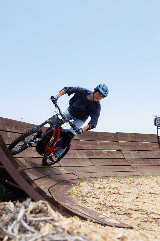 青空のもと電動バイクでトライアル体験 屋外アクティビティー E Trail Park 体験記 Webcg