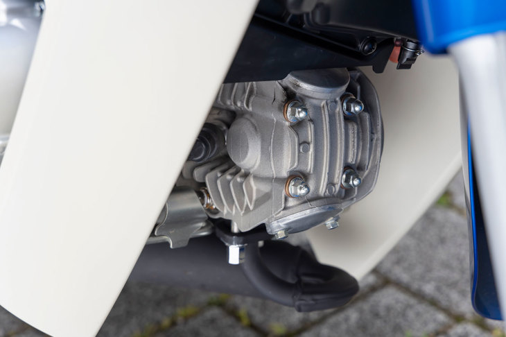 今回の改良では、最新の排出ガス規制に対応した新エンジンを採用。大幅なロングストローク化により、最大トルクの増強と燃費性能の向上も図られた。