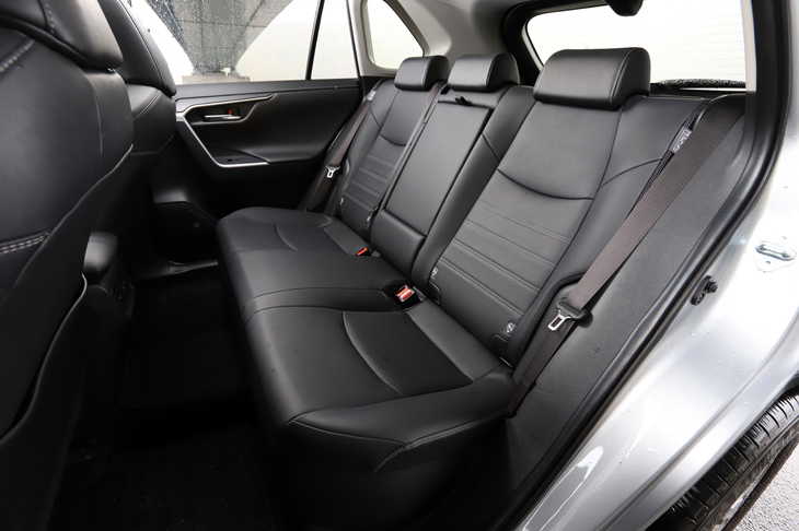 後席空間はご覧の広さ。前席下にたっぷりと空間が設けられているため、ゆったりと足を伸ばせるのがありがたい。