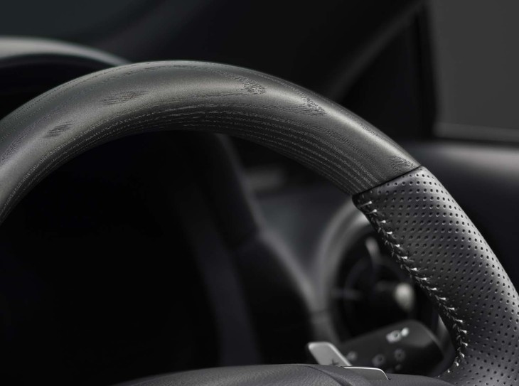 銀墨色のアッシュ材を採用したステアリングホイール。