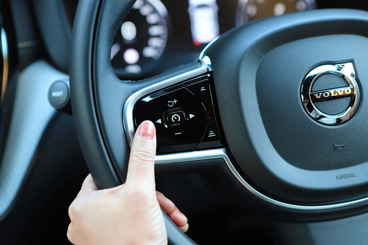 「ボルボXC60」は、全車速対応のアダプティブクルーズコントロールを標準装備。140km/h以下の速度域で、車線の中央をキープできるようにステアリング操作をサポートしてくれる「パイロット・アシスト」も備わっています。スイッチ類も「使いやすさを考えてデザインした」と言わんばかり。速度をはじめとする設定は、とっても簡単！