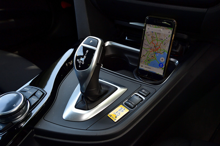 いい買い物ができた証しとして、大乗フェラーリ教のオリジナルグッズである、「節約。」プレートを貼ってみた。（写真＝池之平昌信）