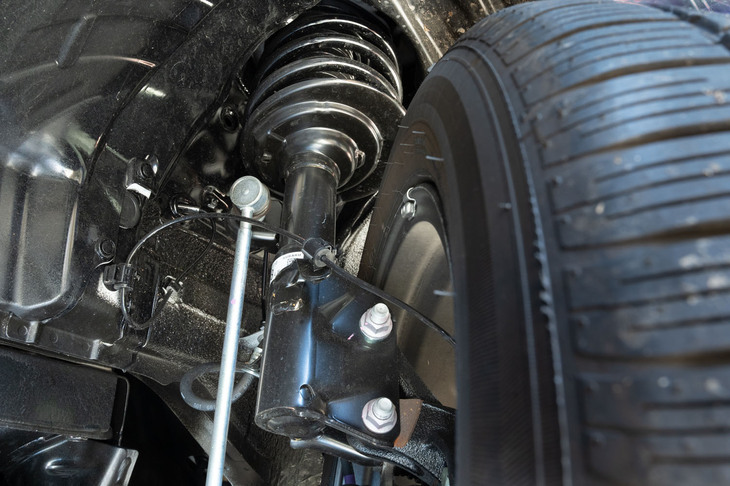 フロントサスペンションに装備される「SFRDダンパー」。シリンダー内部に高周波振動用と低周波振動用の2つの油圧経路が備わっており、ストローク量によって減衰力が変化する。