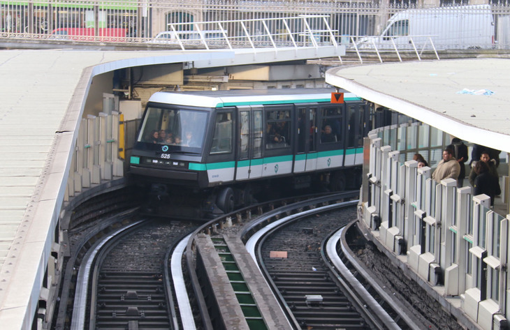 【写真7】パリ地下鉄1号線は完全自動運転である。バスティーユ駅で。