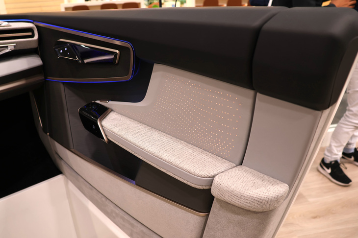 サプライヤーの出展から。これは、2022年に仏フォルシアが独ヘラーを買収して設立した新グループ、フォルヴィアの展示。ドアの内張りにはパイナップル繊維が用いられている。そこに薄型のスポット型ヒーターを仕組むことで、冬季のBEVの電力消費低減に貢献する。