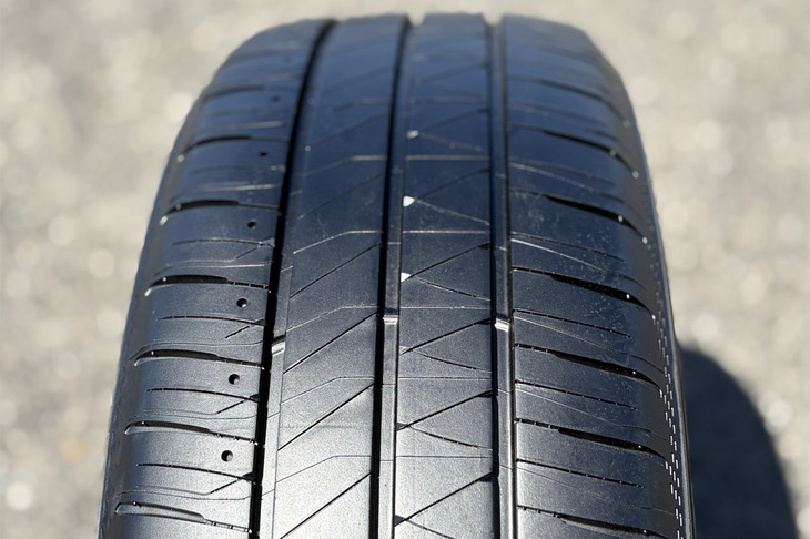 3本の主溝「スクエアグルーヴ」を中心にデザインされたトレッドパターン。すべてのブロックにブロックの変形を抑えタイヤの接地力を確保する「3D-M字サイプII」を、アウト側ブロックには接地端に向けて溝幅を広くし排水性を向上させる「スプラッシュラグ」を、イン側には耐偏摩耗性向上とロードノイズ低減を両立させる「ラウンドスロット」を採用している。