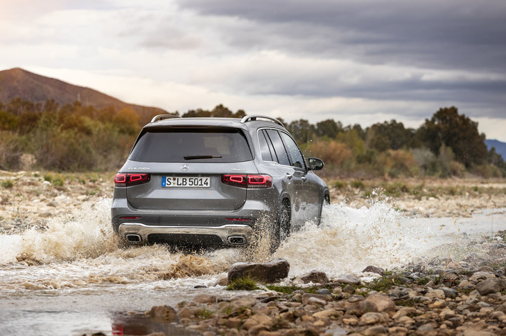 200mmという最低地上高の確保だけではなく、見切りのいいボディーデザインや視界の確保など、「GLB」にはオフローダーとしての十分な資質も備わっている。