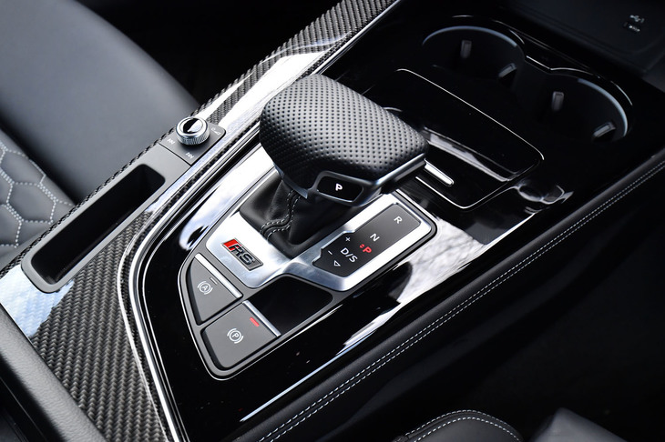 「RS 5クーペ」のシフトセレクターまわり。従来型に備わっていたMMIコントロールダイヤルや操作スイッチは、タッチ式モニターの採用に合わせて廃止され、そのスペースはふた付きの小物入れになった。