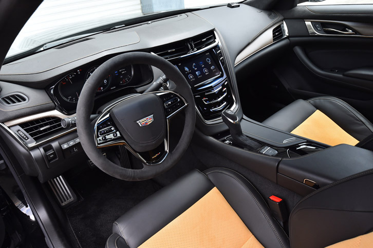 カーボンファイバーの装飾パネルやマイクロファイバーのステアリングホイールが特徴的な「CTS-V」のインストゥルメントパネルまわり。